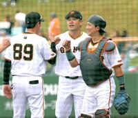 　オイシックス戦に先発する田中将（中央）＝撮影・西岡正