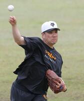 　登板に備え、キャッチボールで調整する田中将（撮影・西岡正）