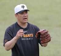 　キャッチボールで登板に備える田中将（撮影・西岡正）