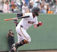 　７回、中前打を放つ丸（撮影・西岡正）