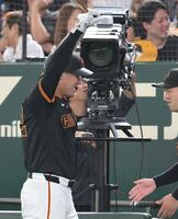 　５回、右中間へ逆転３ランを放ち、両手を挙げて喜ぶリチャード（撮影・伊藤笙子）