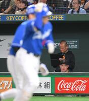 　７回、逆転２ランを放った板山（手前）を見つめるリチャード（撮影・伊藤笙子）