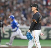 　７回、山本（奥）に左越えソロを浴びた船迫（撮影・伊藤笙子）