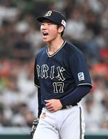 　７回、外崎を三振に仕留め雄たけびをあげる曽谷（撮影・園田高夫）