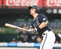 　２回、同点の左越えソロを放った頓宮（撮影・園田高夫）