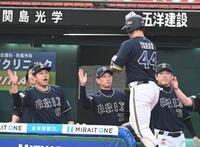 　２回、同点ソロを放った頓宮を迎える岸田監督（中央）＝撮影・園田高夫