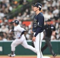 　１回、先制ソロを渡部聖に打たれ、打球方向を見つめる曽谷（撮影・園田高夫）