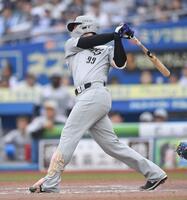 　９回、同点の右越えソロを放つソト（撮影・開出牧）