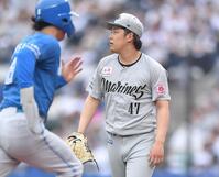 　９回、清宮に先制の中越え適時二塁打を打たれた鈴木（右）。三走は浅間（撮影・開出牧）