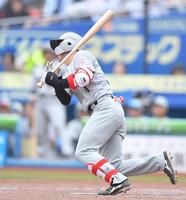 　５回、遊ゴロ併殺に倒れた友杉（撮影・開出牧）