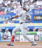 　４回、二飛に倒れたポランコ（撮影・開出牧）