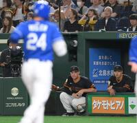 　８回、右越え２ランを放ったボスラー（手前）を見つめるリチャード（中央）と堀田（撮影・伊藤笙子）