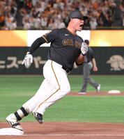 　５回、右中間へ逆転３ランを放ち、ほえながらダイヤモンドを一周するリチャード（撮影・伊藤笙子）