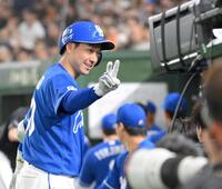 　７回、２打席連続となる左越えソロを放ち、テレビカメラに向かってピースサインの山本（撮影・伊藤笙子）