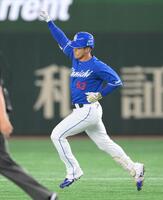 　７回、逆転となる中越え２ランを放ち、拳を突き上げる板山（撮影・伊藤笙子）