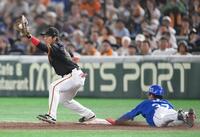 　９回、プロ初打席で一塁にヘッドスライディングするも間に合わずアウトになる浜（撮影・伊藤笙子）