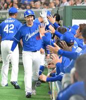 　５回、左越えソロを放ち、ナインに迎えられる山本（撮影・伊藤笙子）