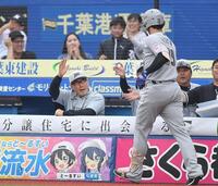 　９回、同点の右越えソロを放ったソト（右手前）とタッチを交わす吉井監督（撮影・開出牧）