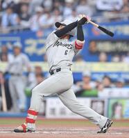 　１２回、中越えにサヨナラ二塁打を放つ西川（撮影・開出牧）