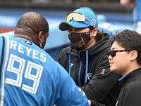 　８回、通訳を介してレイエス（手前）と言葉を交わす新庄監督（撮影・開出牧）