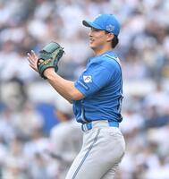 　６回、藤原の二直を石井が好捕しグラブを叩いて喜ぶ先発の達（撮影・開出牧）