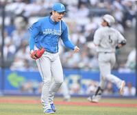 　１１回、安田（後方）を空振り三振に仕留め、雄たけびを上げる宮西（撮影・開出牧）