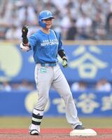 　９回、先制の中越え適時二塁打を放ちポーズを決める清宮幸（撮影・開出牧）