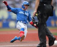 　３回、中越え三塁打を放ち滑り込む五十幡（撮影・開出牧）