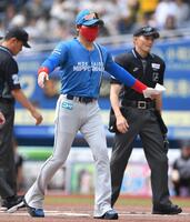 　メンバー表交換を行い、土俵入りのようなポーズを見せる新庄監督（撮影・開出牧）