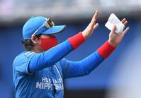 　メンバー表交換を終えスタンドの声援に応える新庄監督（撮影・開出牧）