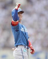 　３回、中越え三塁打を放ちガッツポーズを決める五十幡（撮影・開出牧）