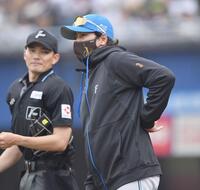 　７回、選手の交代を告げる新庄監督（撮影・開出牧）