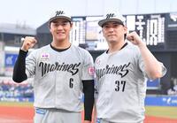 　ヒーローインタビューを終えガッツポーズを決めるサヨナラ二塁打を放った西川（左）と今季初勝利の小野（撮影・開出牧）