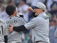 　代打でサヨナラ二塁打を放った西川（左）を祝福する吉井監督（撮影・開出牧）