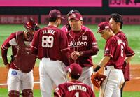 　７回、ヤフーレ（８９）と話す三木監督（中央）