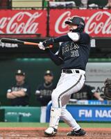 　９回、押し出しの死球を受ける太田