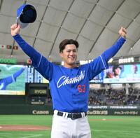 　決勝２ランを放ち、白い歯をこぼす板山（撮影・伊藤笙子）