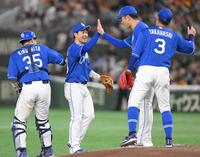 　２打席連続弾を放ち、同一カード３連敗阻止に貢献した山本（中央左）＝撮影・伊藤笙子