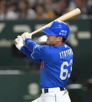 　７回、逆転となる中越え２ランを放つ板山（撮影・伊藤笙子）