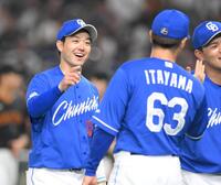 　２打席連続弾で勝利に貢献し、板山（右）に笑顔を向ける山本（撮影・伊藤笙子）