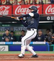 　９回、太田が勝ち越しとなる押し出し死球を受ける