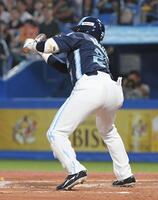 　２回、中村悠は投前スクイズを決める（撮影・佐藤厚）