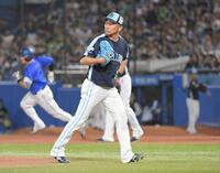 　５回、石川は牧（左）に勝ち越しの２点適時二塁打を打たれる（撮影・佐藤厚）
