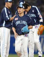 　５回途中、降板する先発の石川（手前）