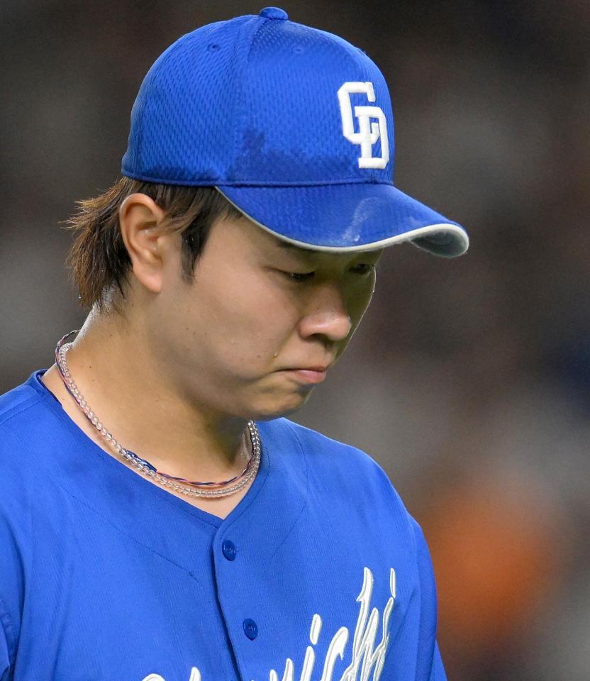 　２回、自らの失策から先制点を献上し、うつむく高橋宏（撮影・伊藤笙子）