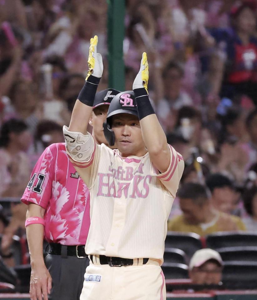 　１回、先制の三塁打を放ち手をたたく中村