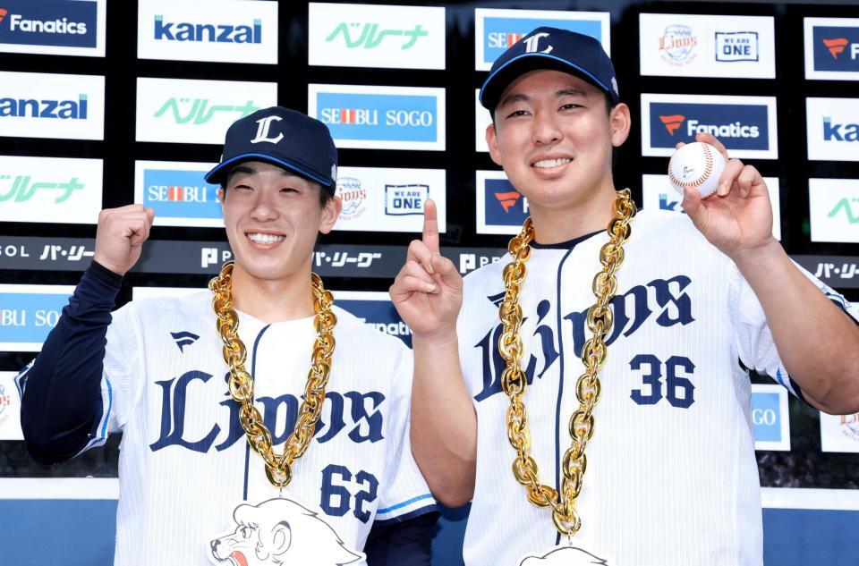 　お立ち台で笑顔のサヨナラ打の滝沢（左）とプロ入り初勝利の山田（撮影・金田祐二）