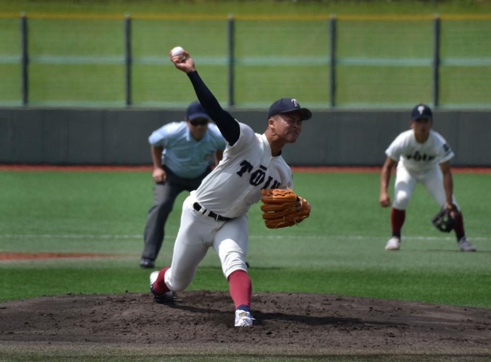 　先発して力投する大阪桐蔭・中野