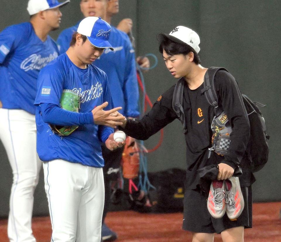 　試合前、山崎（右）からアドバイスを請う高橋宏（撮影・伊藤笙子）