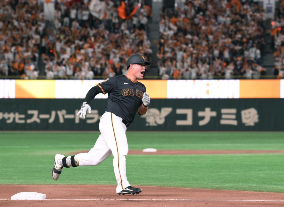 　５回、右中間へ逆転３ランを放ち、ほえながらダイヤモンドを一周するリチャード（撮影・伊藤笙子）